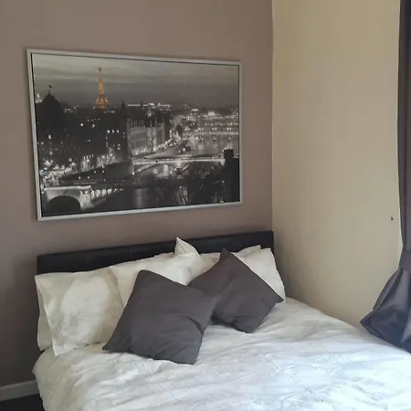 Nelson Street Apartment *